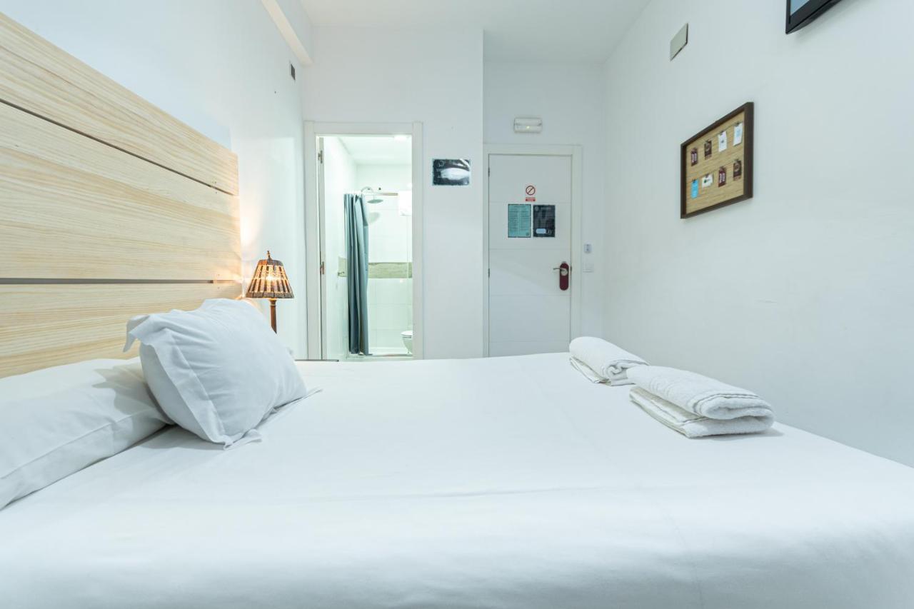 โอสตัล อีซี ซานต์ Hostel บาร์เซโลนา ภายนอก รูปภาพ