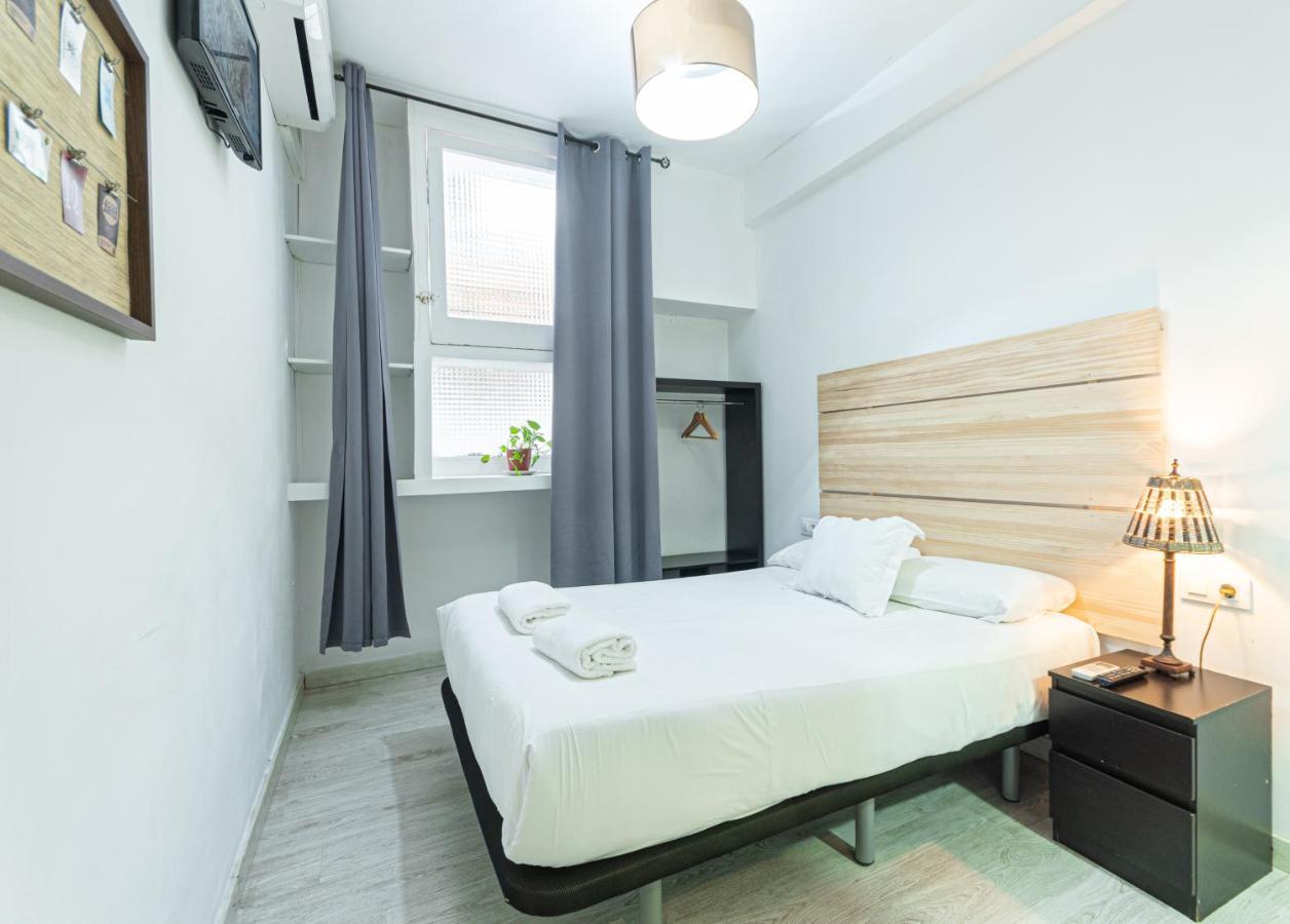 โอสตัล อีซี ซานต์ Hostel บาร์เซโลนา ภายนอก รูปภาพ